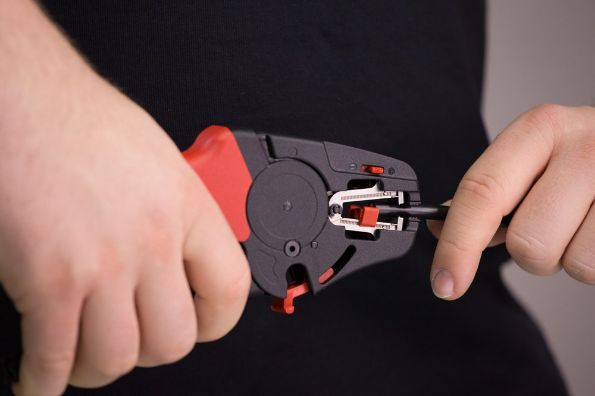 Afbeelding - https-www-ez-catalog-nl-Asset-791d64f5e05a472e920d87c19d84f30d-ImageFullSize-Anw-Z57000106SB-Abisolierzange-automatisch-02-jpg